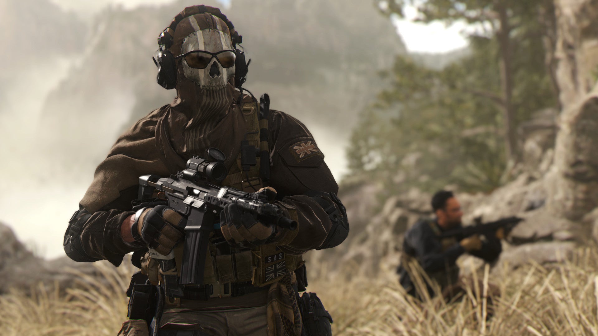 Ghost from Call Of Duty: Modern Warfare 2 stalks the plains, while a squadmate keeps an eye out behind him.