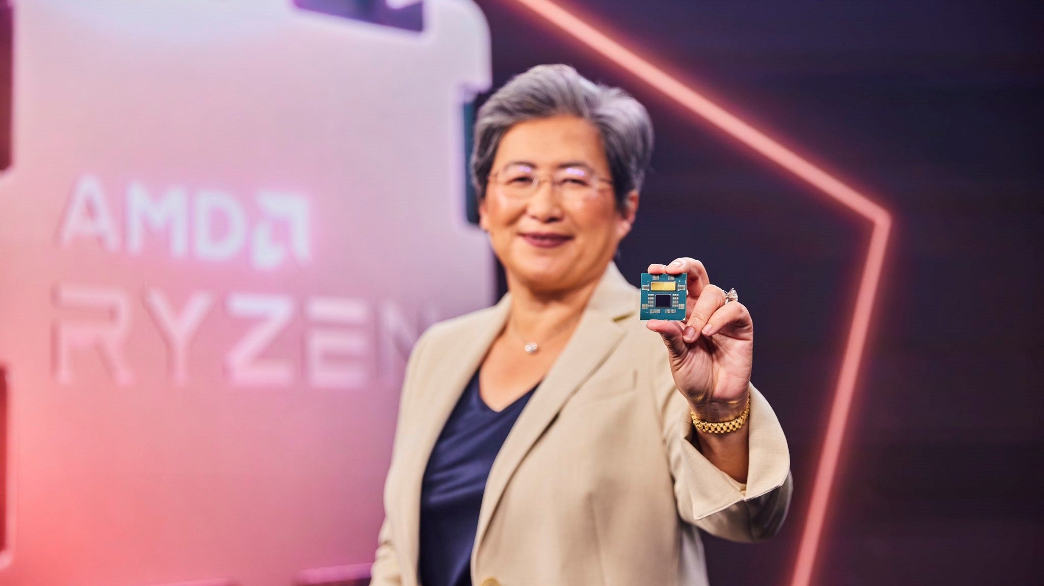 AMD CEO Dr Lisa Su holding up a Ryzen 7000 CPU.