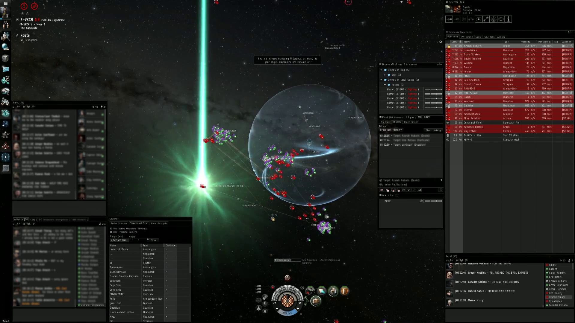 Um jogador reúne uma frota em frente a um grande planeta em EVE Online