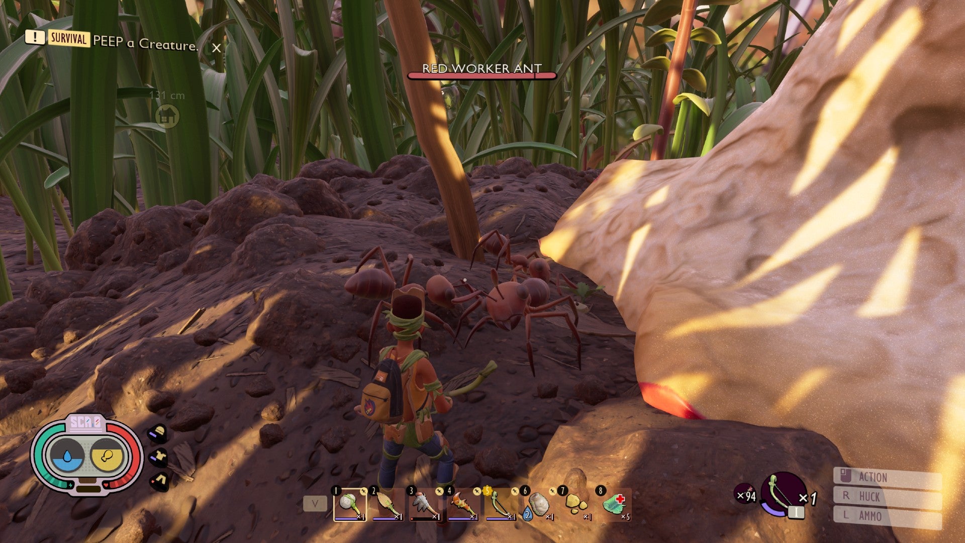 Captura de pantalla conectada a tierra que muestra algunas hormigas cavando en la tierra a la sombra.  Están comiendo una pequeña planta.