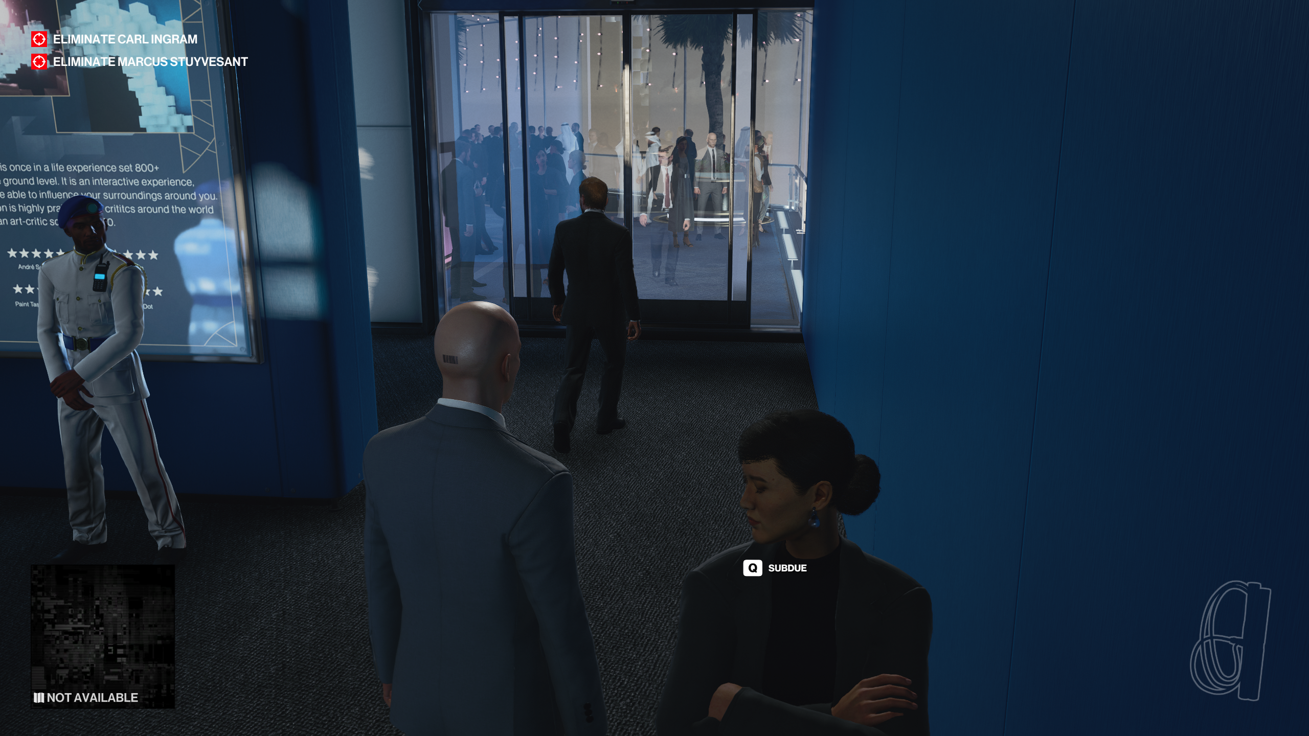 L'agent 47 regarde un homme s'approcher d'une porte vitrée dans Hitman 3.
