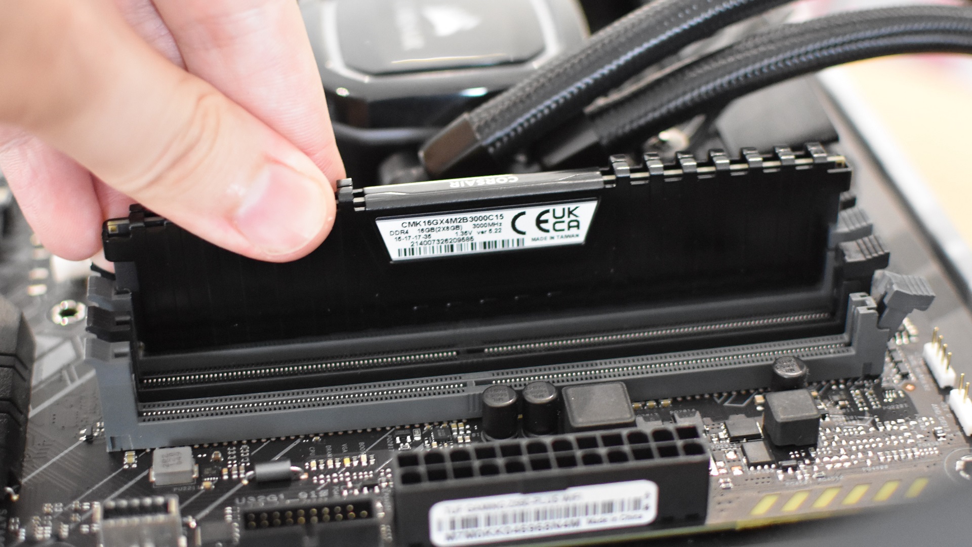 Paso 3 de cómo instalar la memoria RAM: empuje cada memoria RAM en la ranura correcta hasta que el clip vuelva a encajar en su lugar.