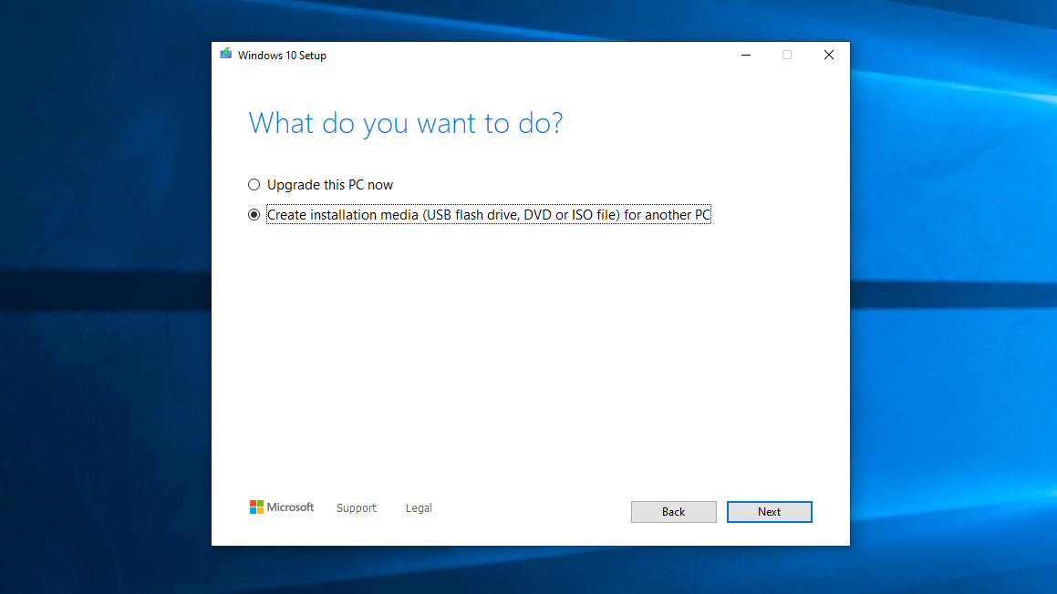 Paso 2 de cómo crear medios de instalación de Windows 10: inicie el .exe descargado y siga las instrucciones en pantalla, seleccionando 'Crear medios de instalación' cuando se le solicite.