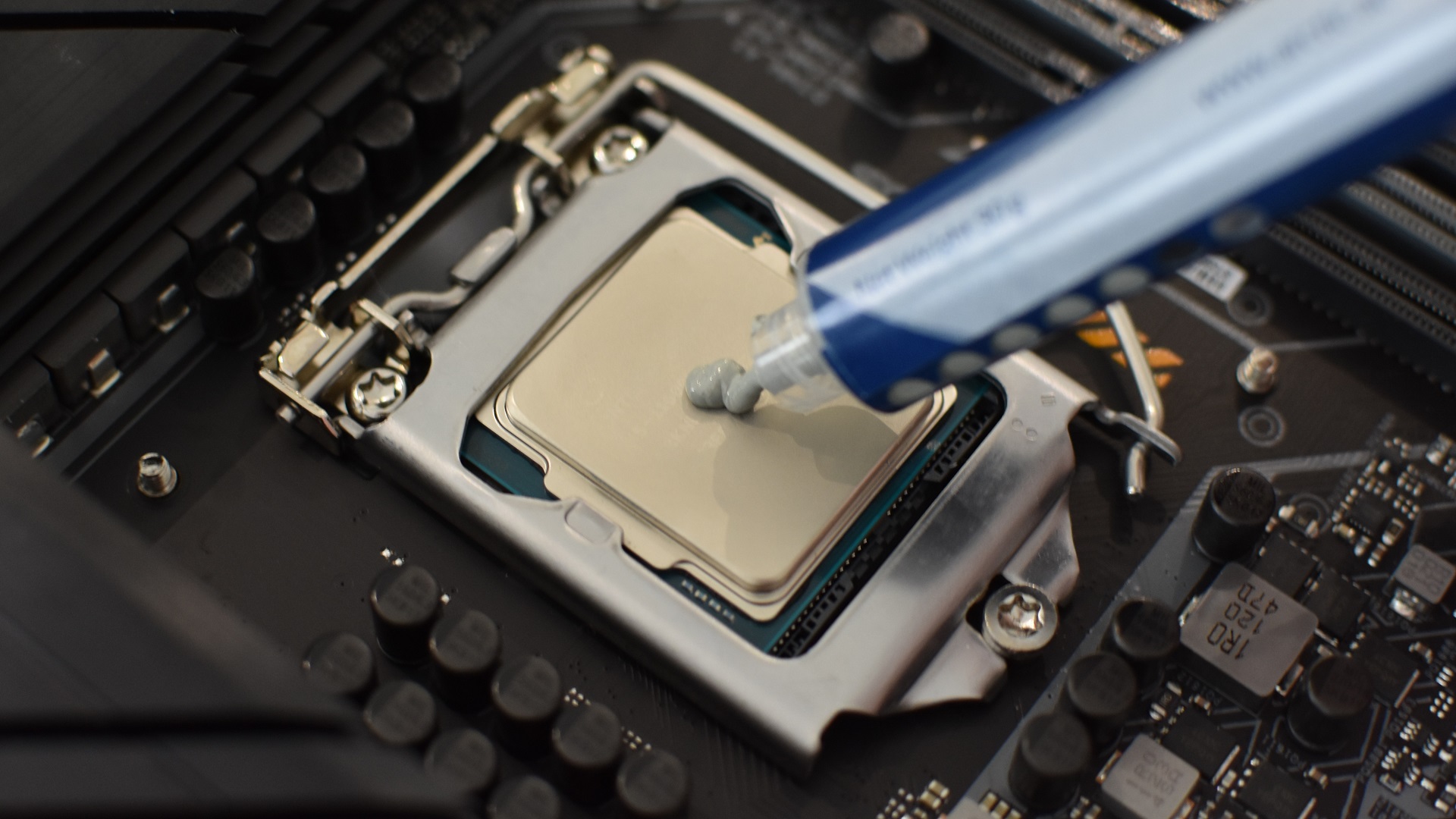 Step 3 of how to install a CPU air cooler: apply thermal paste to the middle of the CPU.
