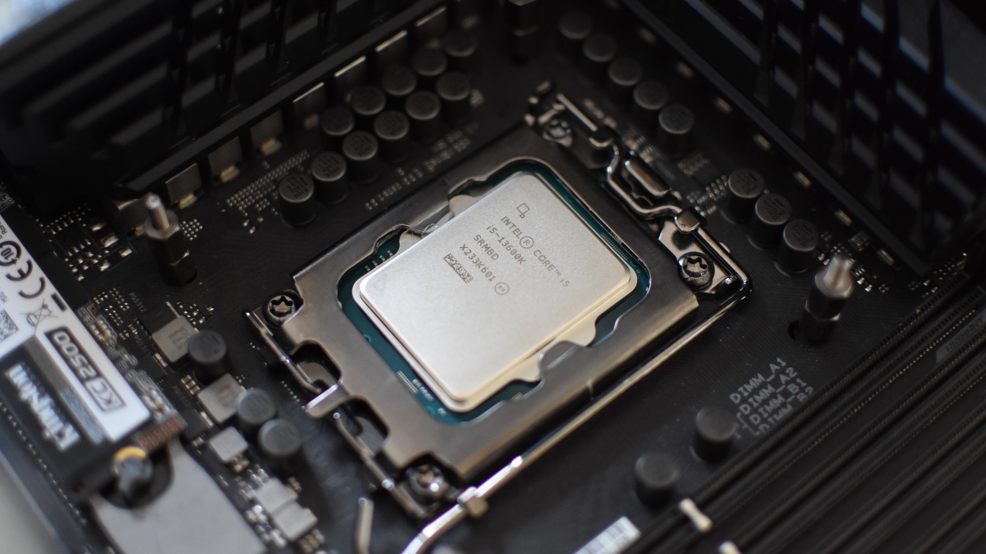 El Intel Core i5-13600K instalado en una placa base.