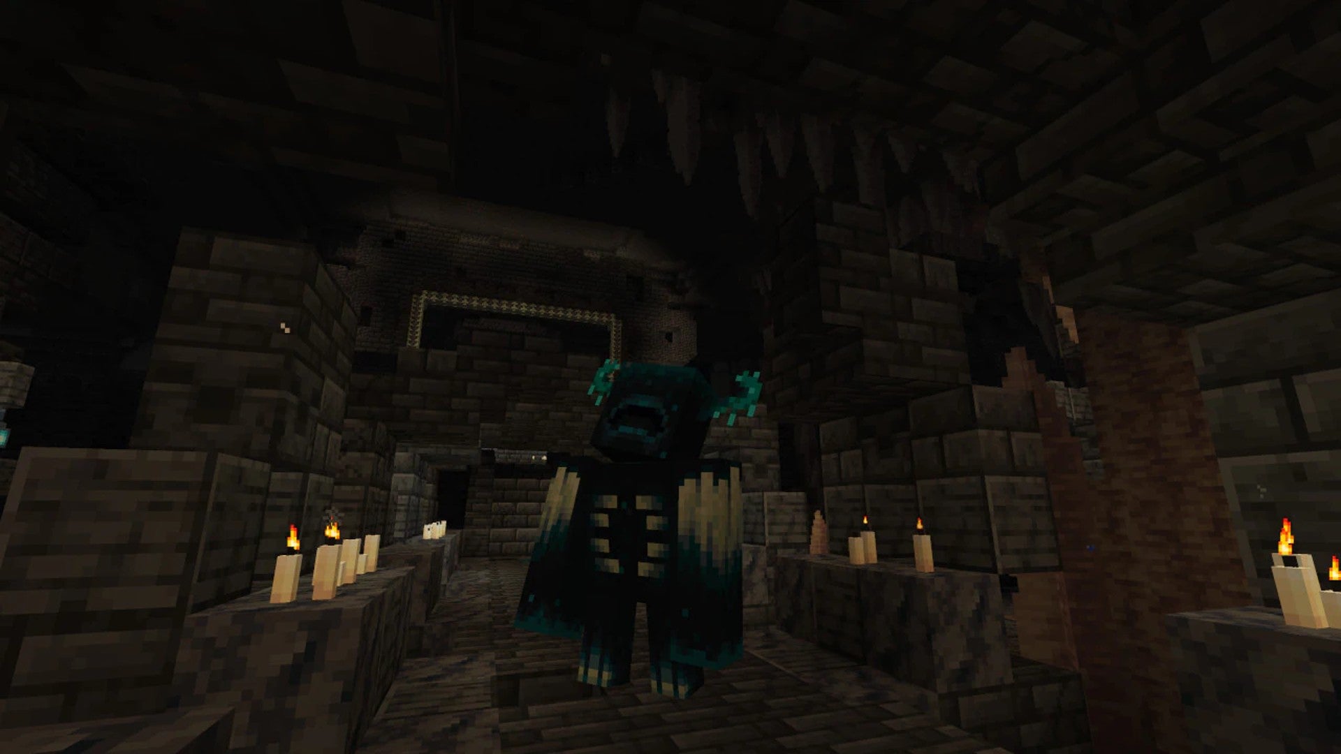 Новый моб Minecraft 1.19, Страж, смотрит на потолок освещенной свечами комнаты в биоме Deep Dark.