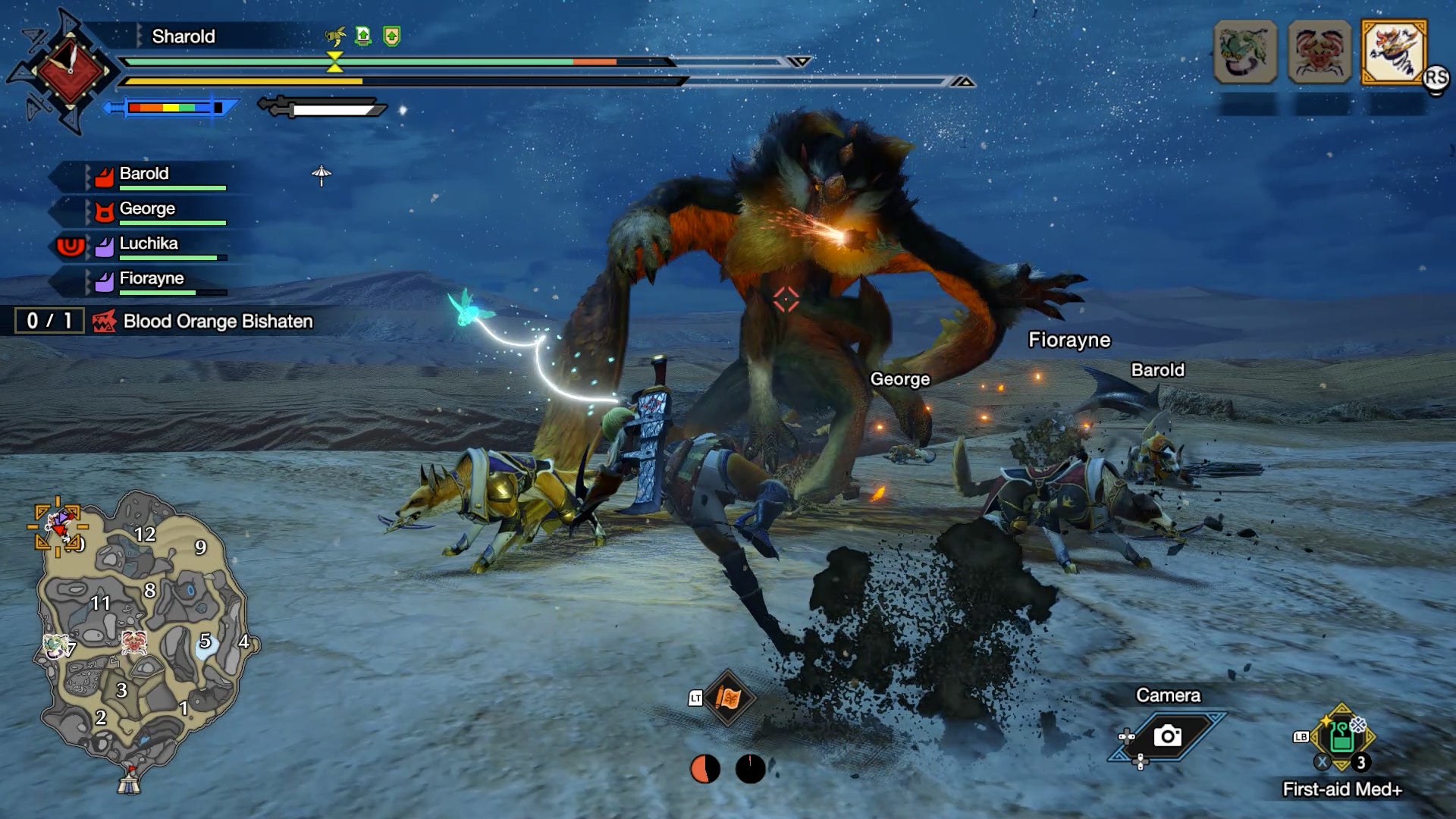 Una criatura mono de color naranja sangre se sienta sobre su propia cola mientras tres cazadores la atacan en un desierto en Monster Hunter Rise: Sunbreak