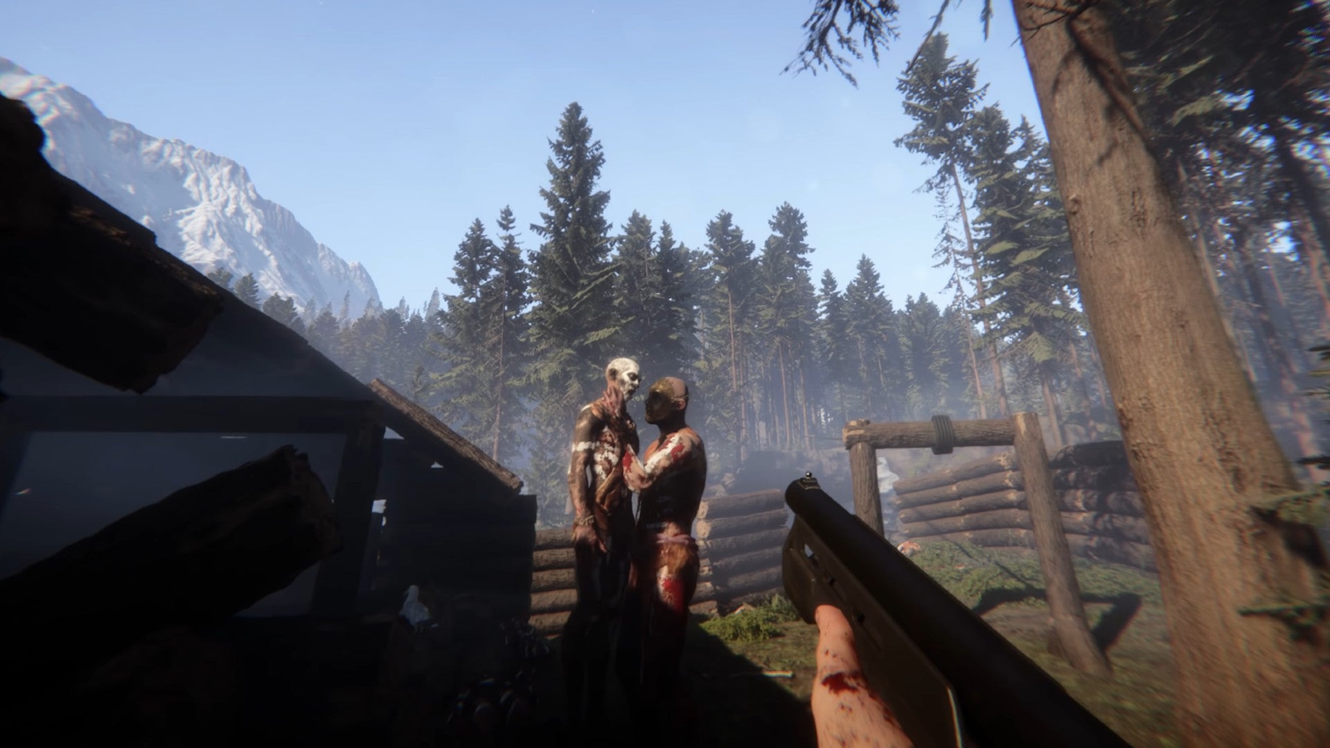 Ein Kannibale hält einen anderen Kannibalen am Hals, während der Spieler ihn in Sons of the Forest beobachtet.
