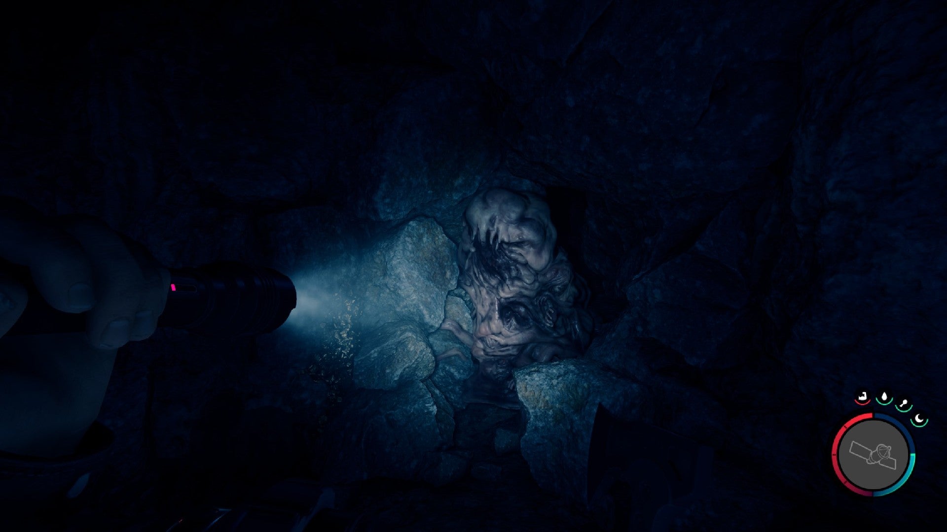 Un jugador enciende una antorcha sobre un mutante que se retuerce en Sons of the Forest.