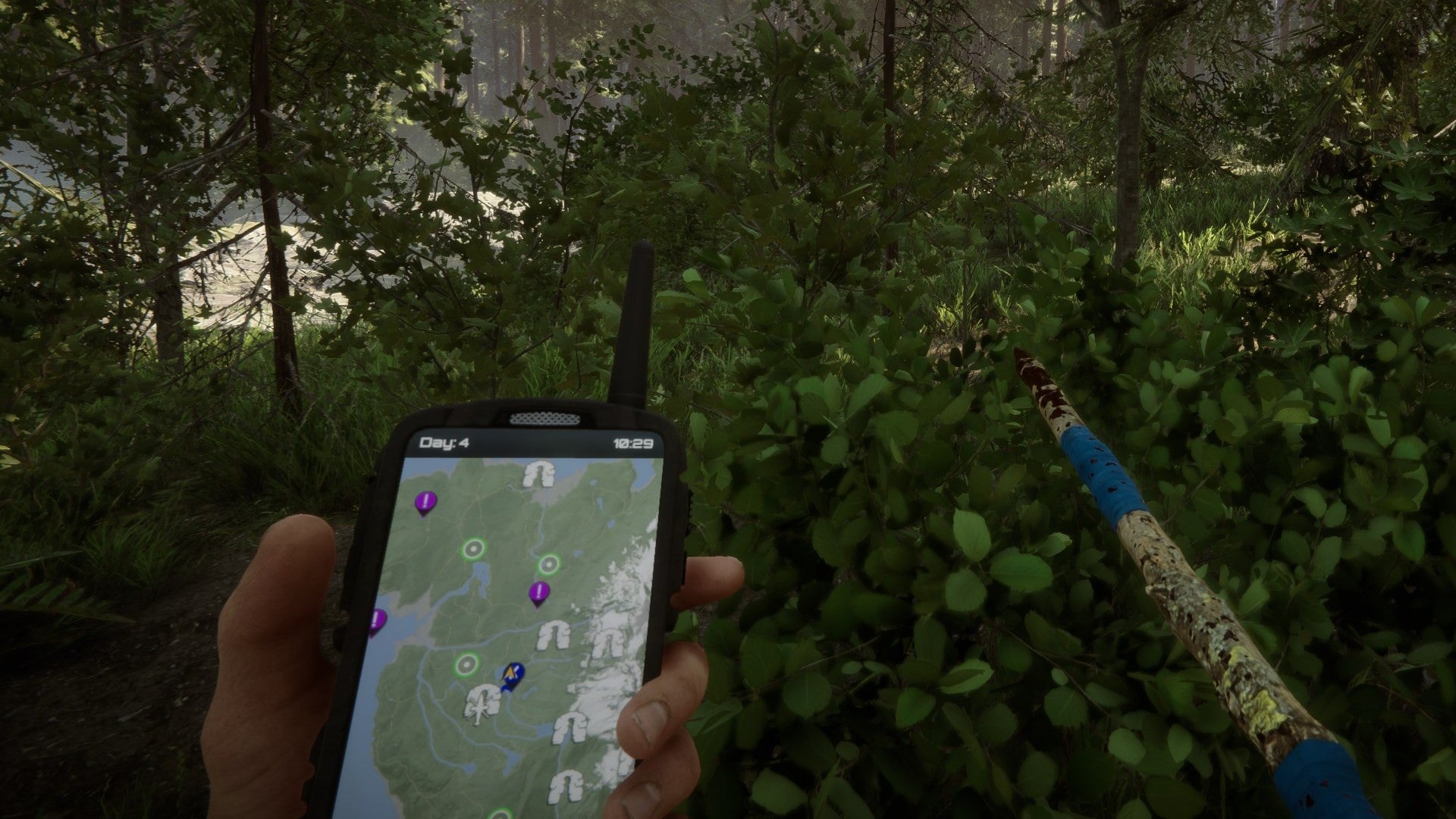 Un jugador con un GPS en el bosque en Sons of the Forest.