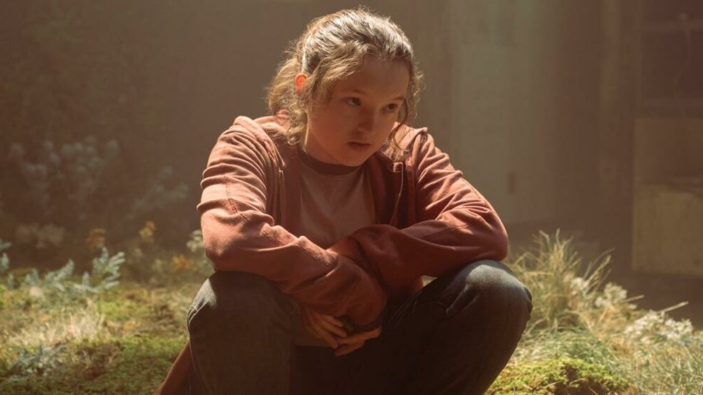 A shot of Bella Ramsey as Ellie in The Last Of Us TV show, kneeling