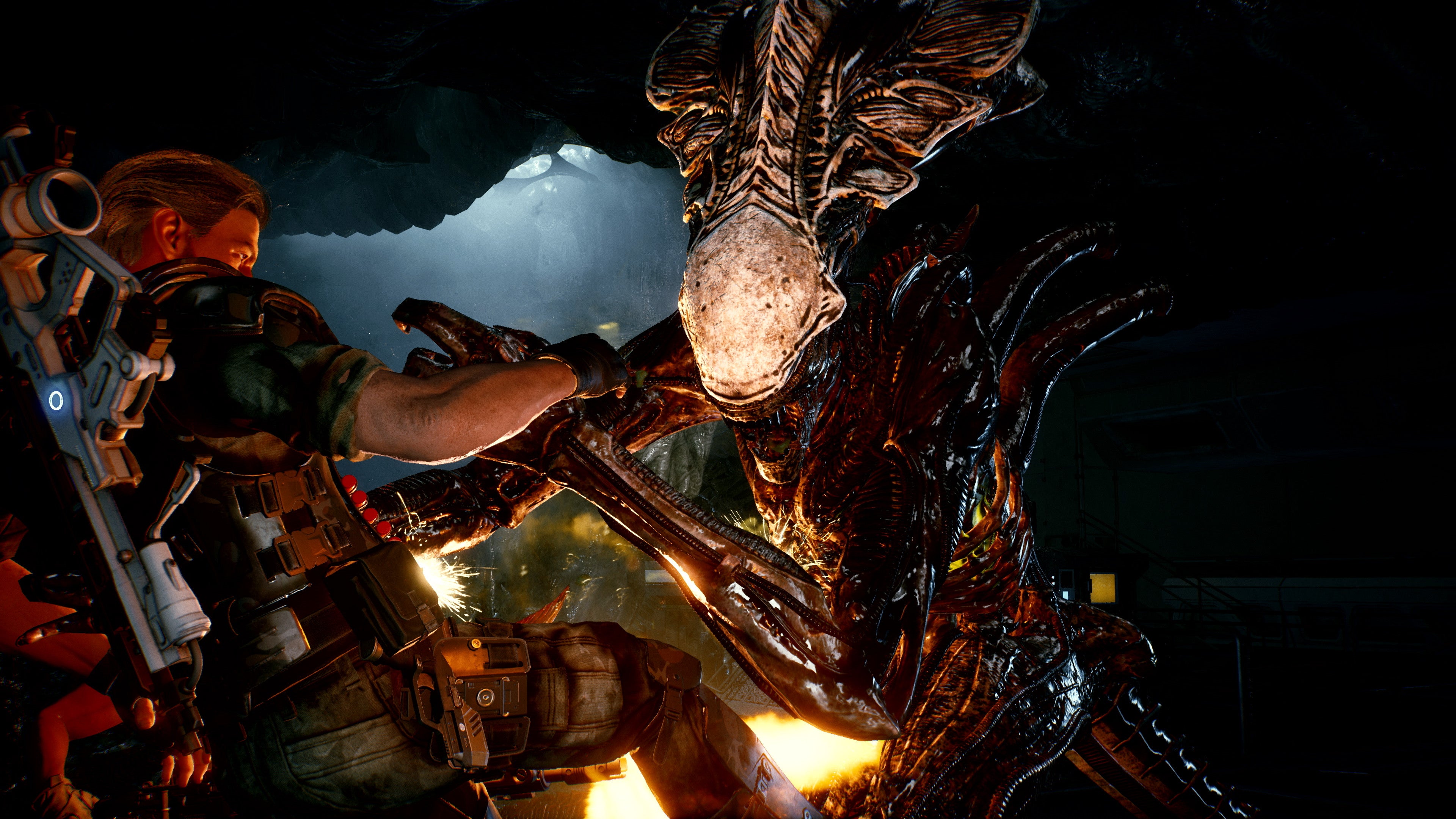 A xenomorph attacks a marine in Aliens: Fireteam screenshot.