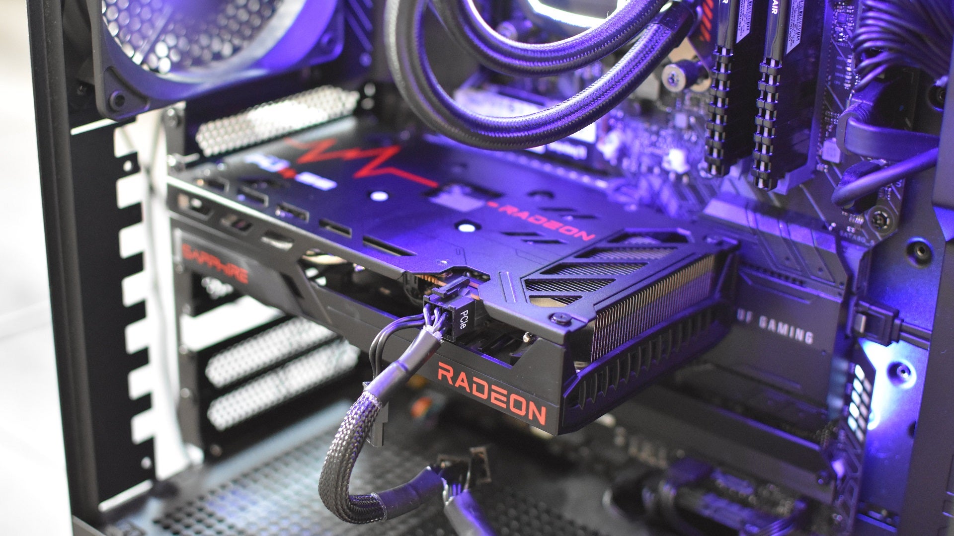 La scheda grafica AMD Radeon RX 6500 XT, in esecuzione all'interno di un PC.