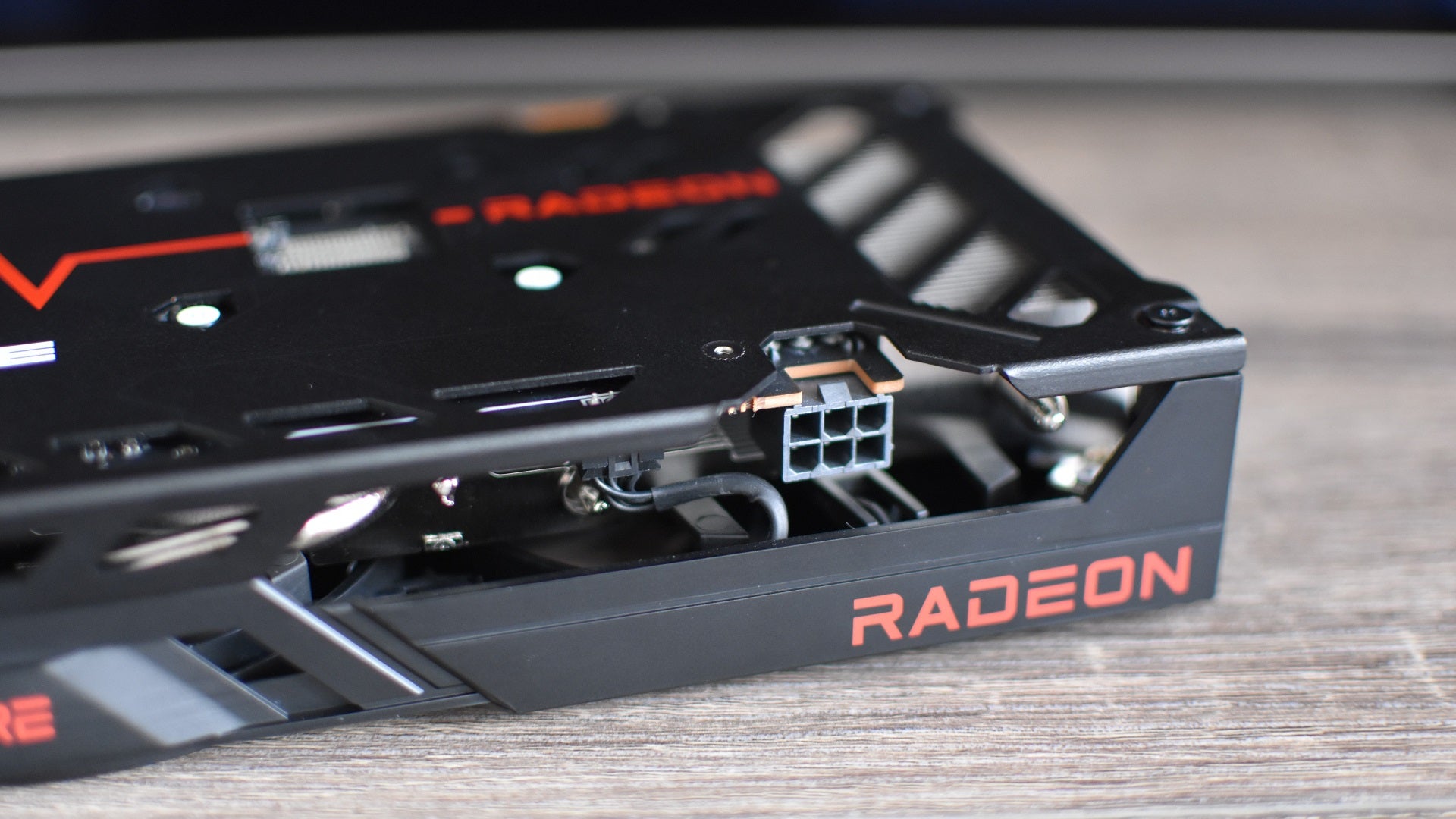 Un primo piano del connettore PSU a 6 pin su una scheda grafica AMD Radeon RX 6500 XT.