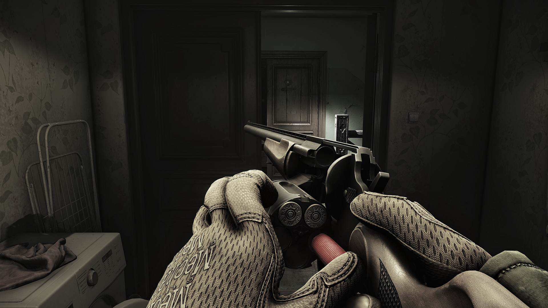 A player reloads a revolving shotgun barrel in Escape From Tarkov