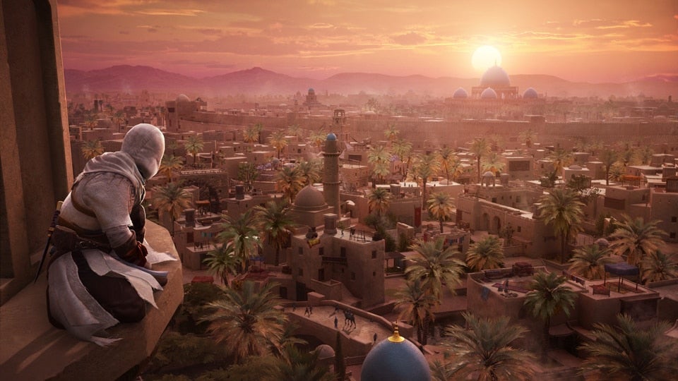 Басим Сидит На Стене Здания И Смотрит Вниз На Город Багдад В Assassin'S Creed Mirage.