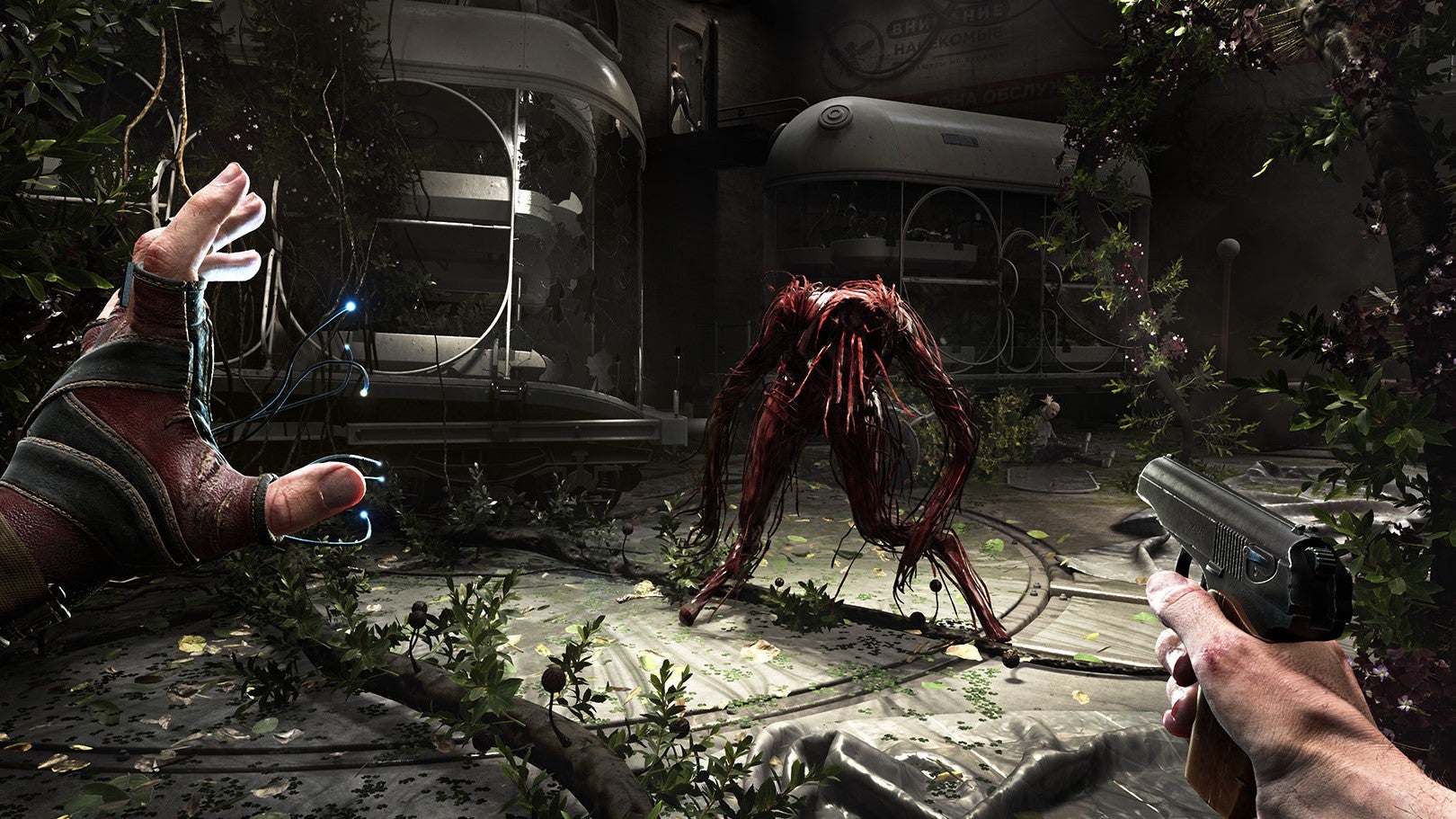 O personagem do jogador usa seus poderes de luva contra um inimigo vegetal em Atomic Heart.