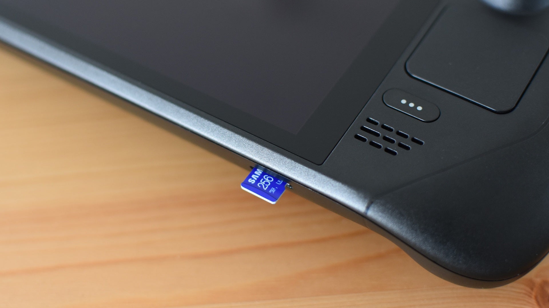 Карта microSD Samsung Pro Plus частично вставлена ​​в слот для карты microSD на Steam Deck.