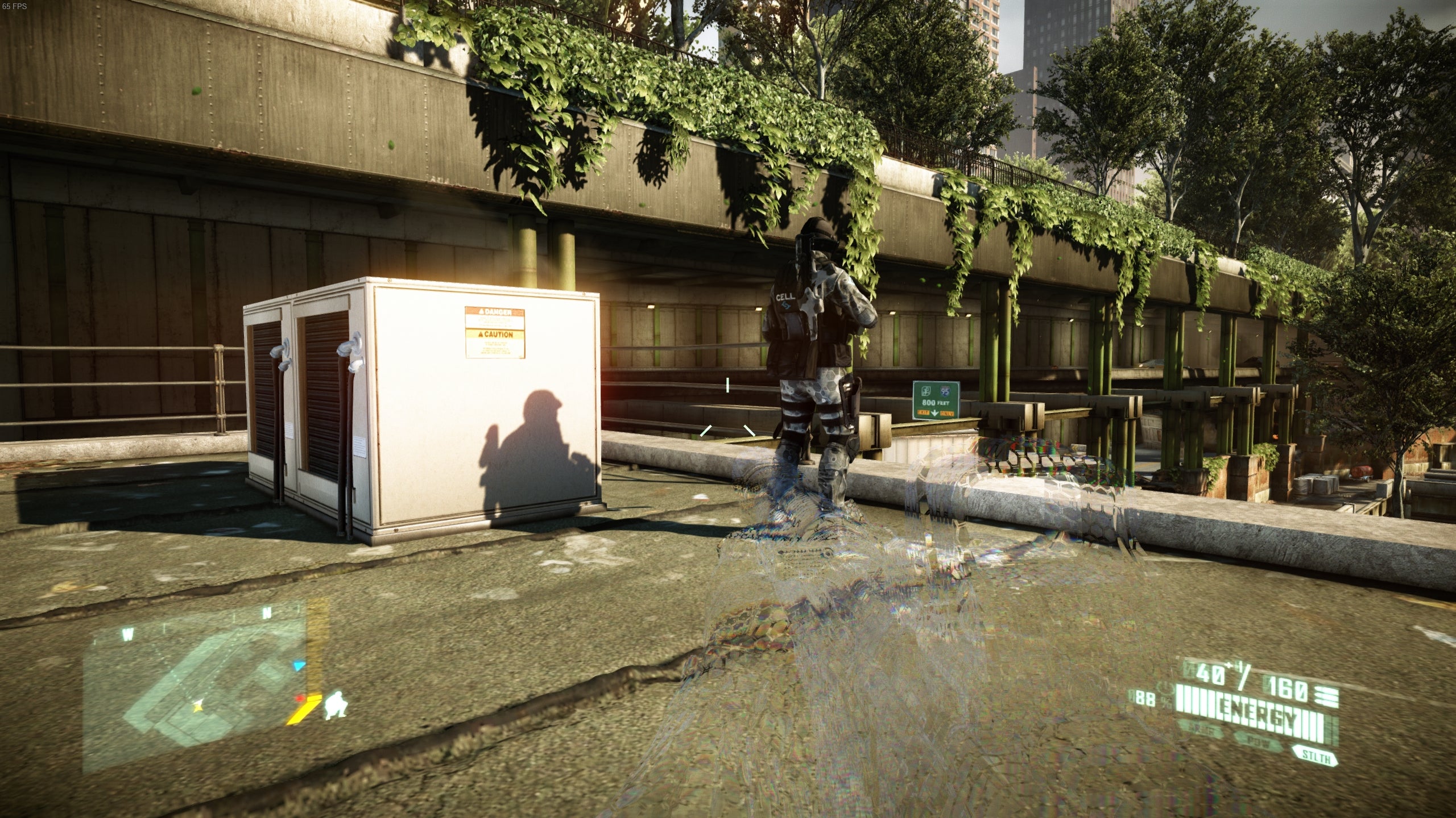 Alcatraz sneaks up on an enemy soldier in Crysis 2.