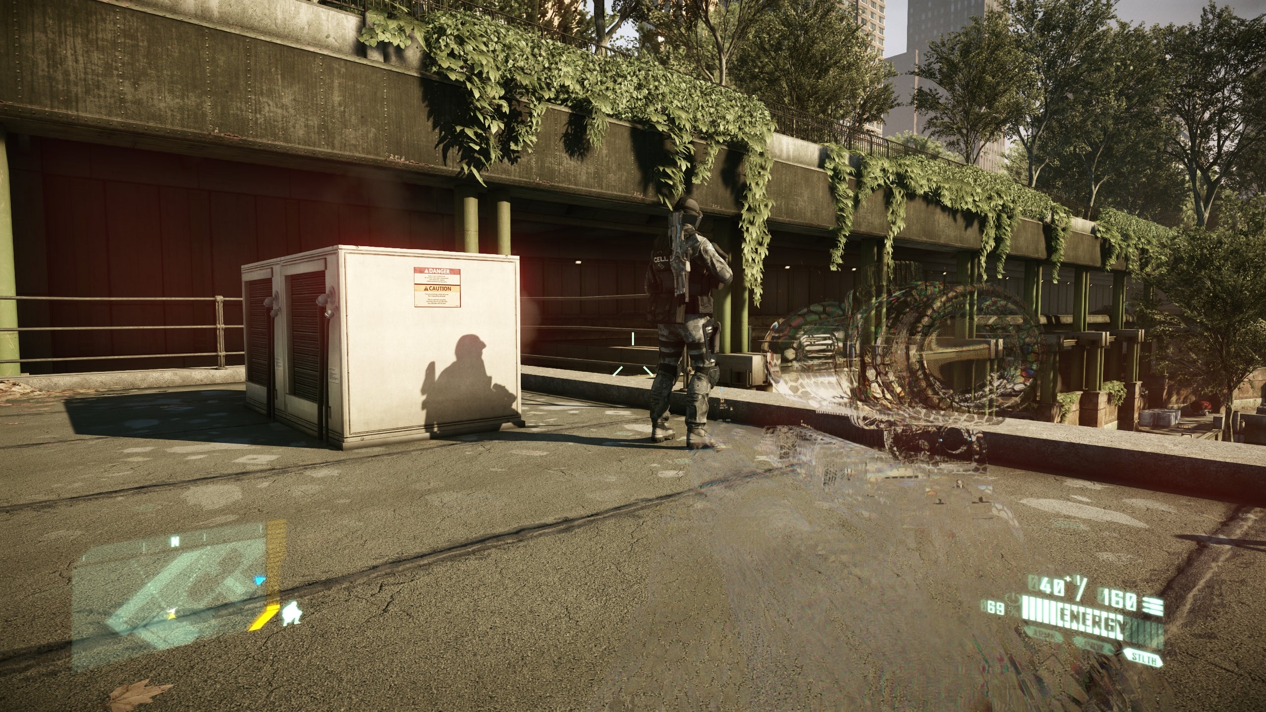 Alcatraz sneaks up on an enemy soldier in Crysis 2.