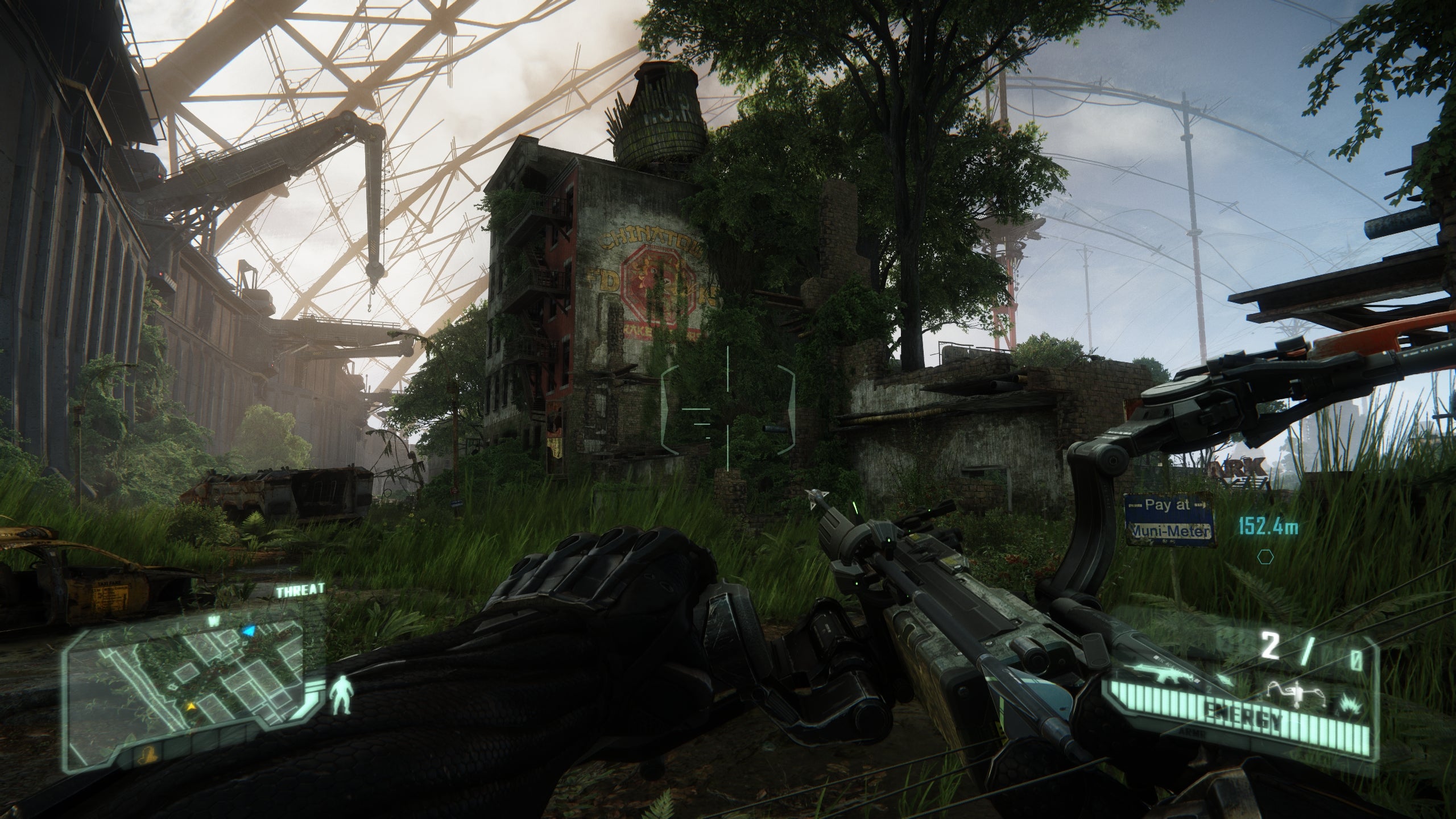مبنى قديم من الطوب مغطى بالأشجار ومُحاط بالعشب المتضخم في Crysis 3.