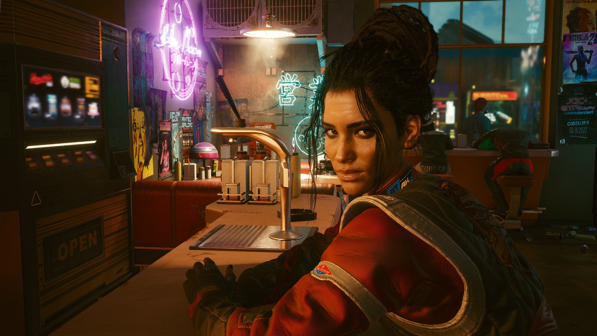 Panam está sentado em um bar em uma captura de tela do Cyberpunk 2077.