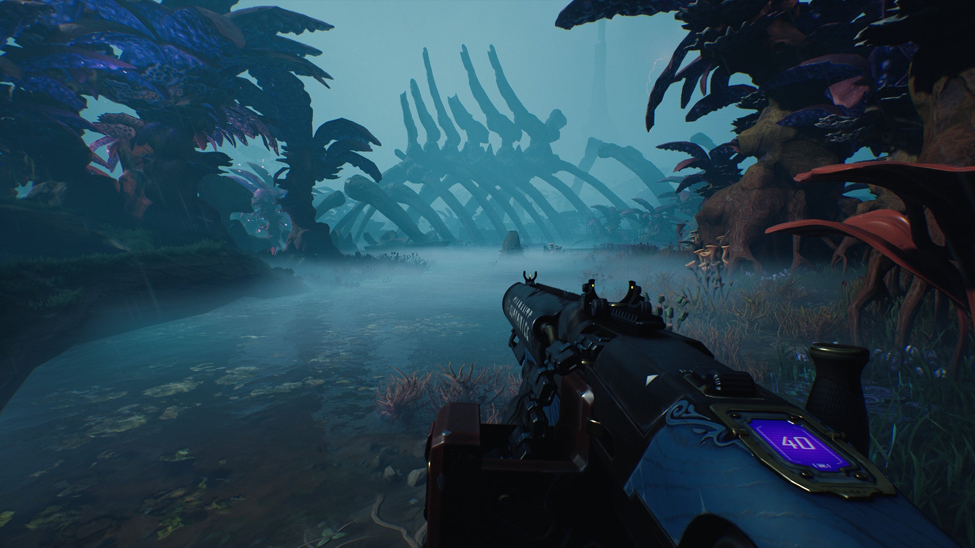 Игрок входит в болото в The Cycle: Frontier с ручным пулеметом ICA Guarantee.