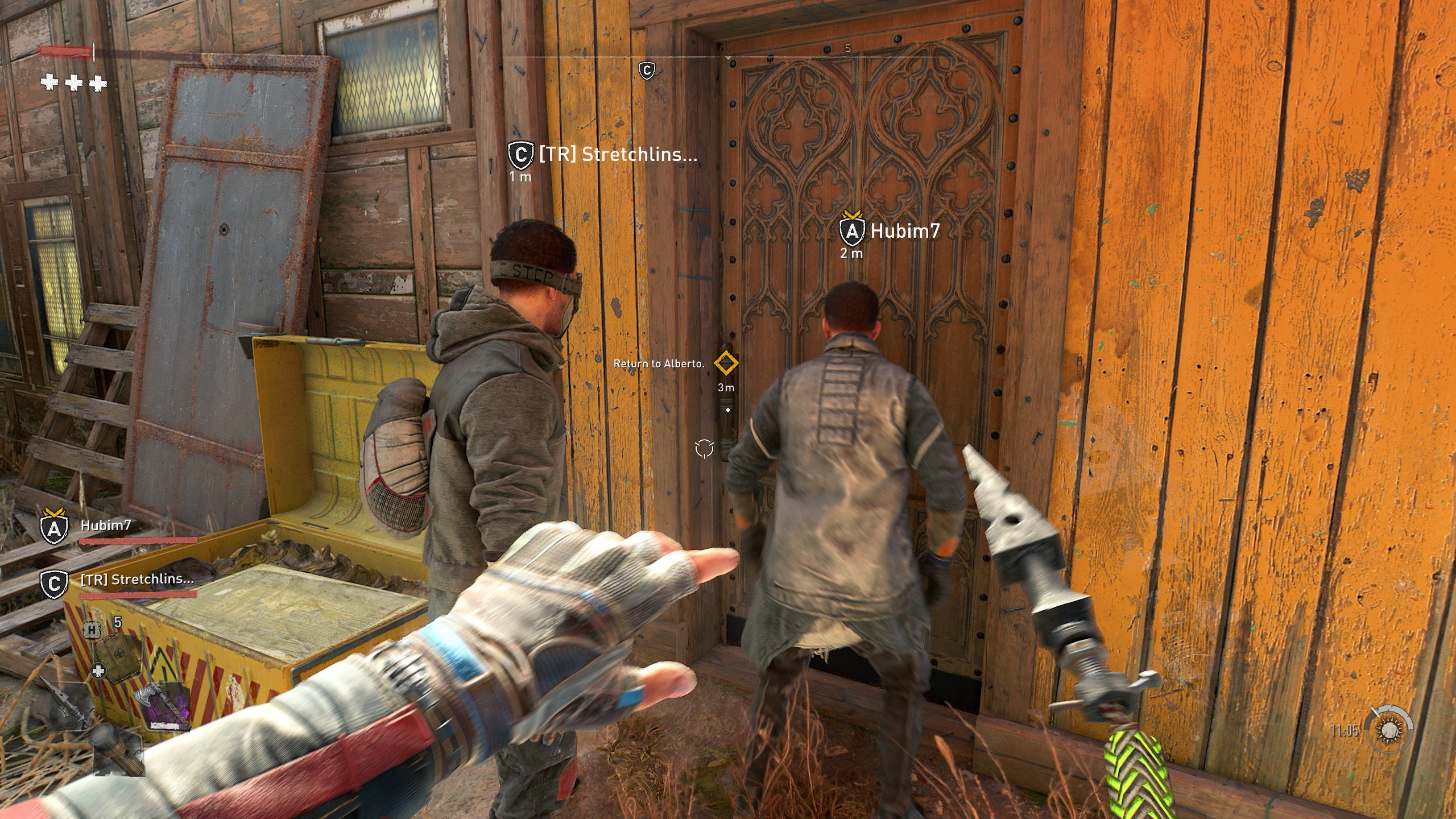 O jogador fica atrás de dois outros humanos, controlados por outros jogadores, enquanto eles entram em um prédio no modo cooperativo de Dying Light 2