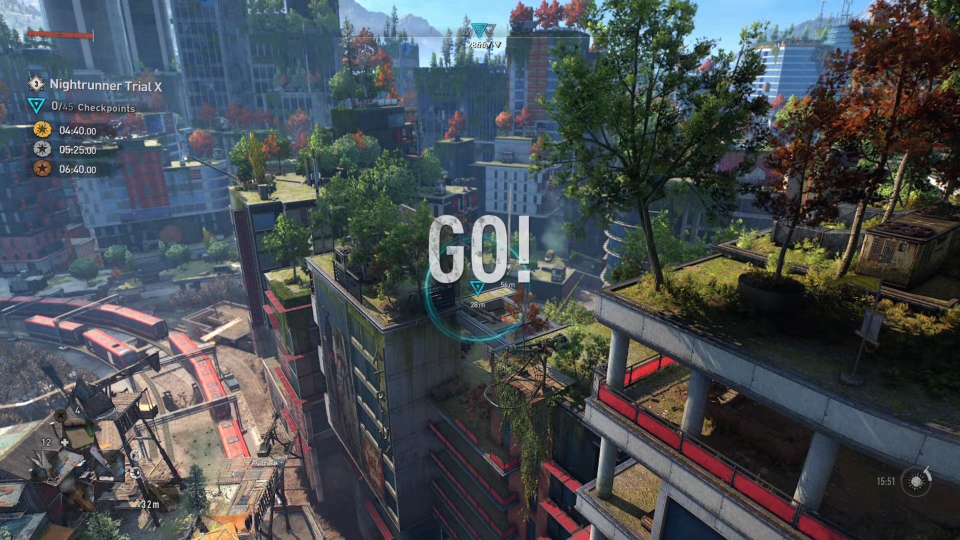 O jogador olha para baixo sobre uma cena de telhado urbano gramado em Dying Light 2