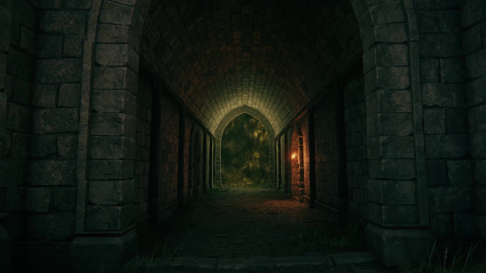 Uma captura de tela de Elden Ring que mostra o brilho sinistro de uma porta de neblina em Elden Ring.