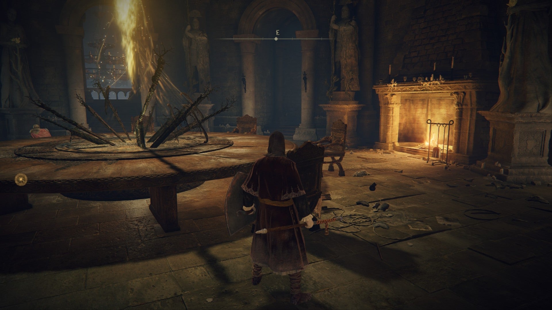 Игрок Elden Ring стоит у большого стола возле ревущего огня в трюме Круглого стола.