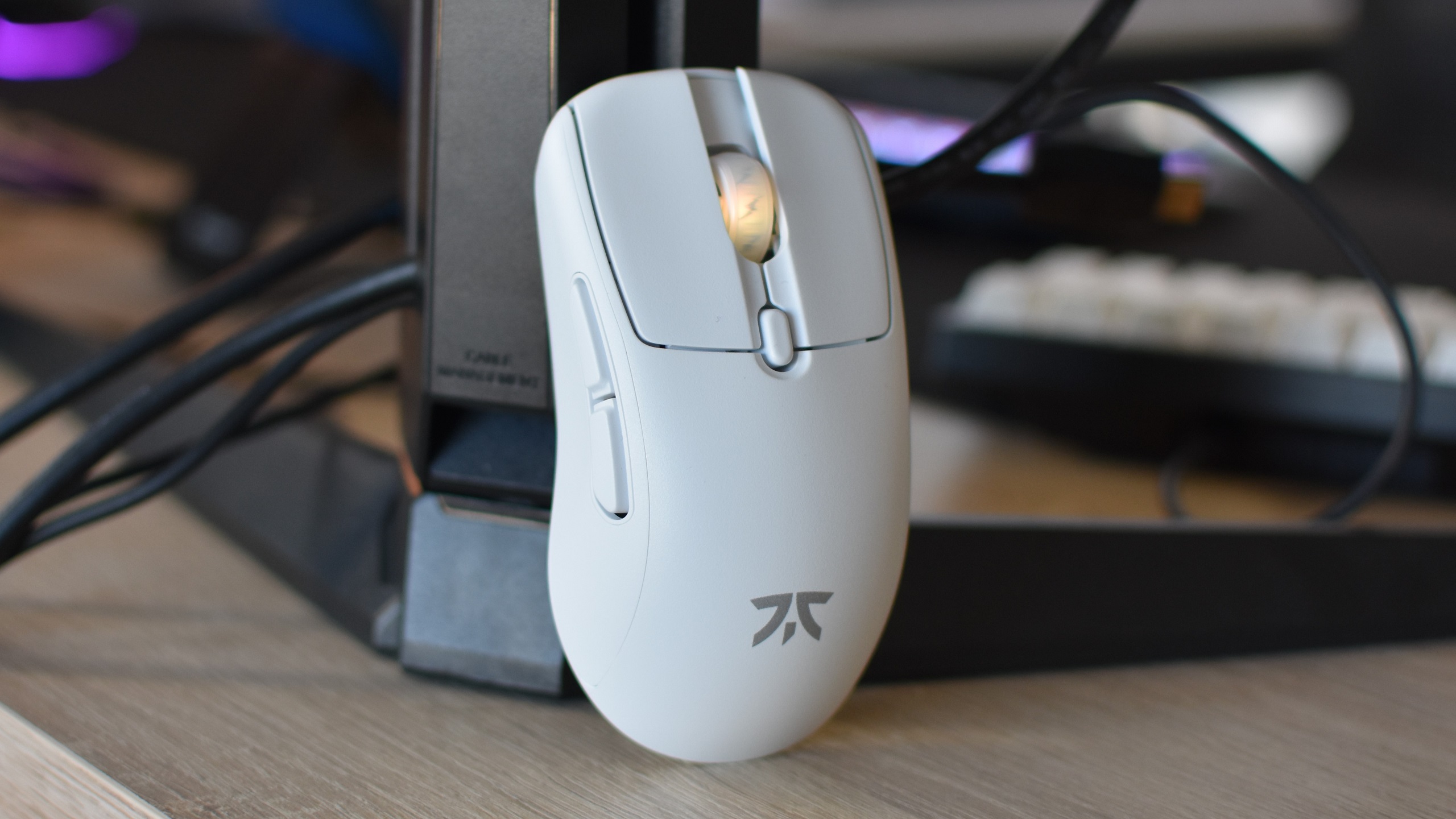Fnatic Bolt Gaming-Maus, die auf einem Monitorständer ruht.