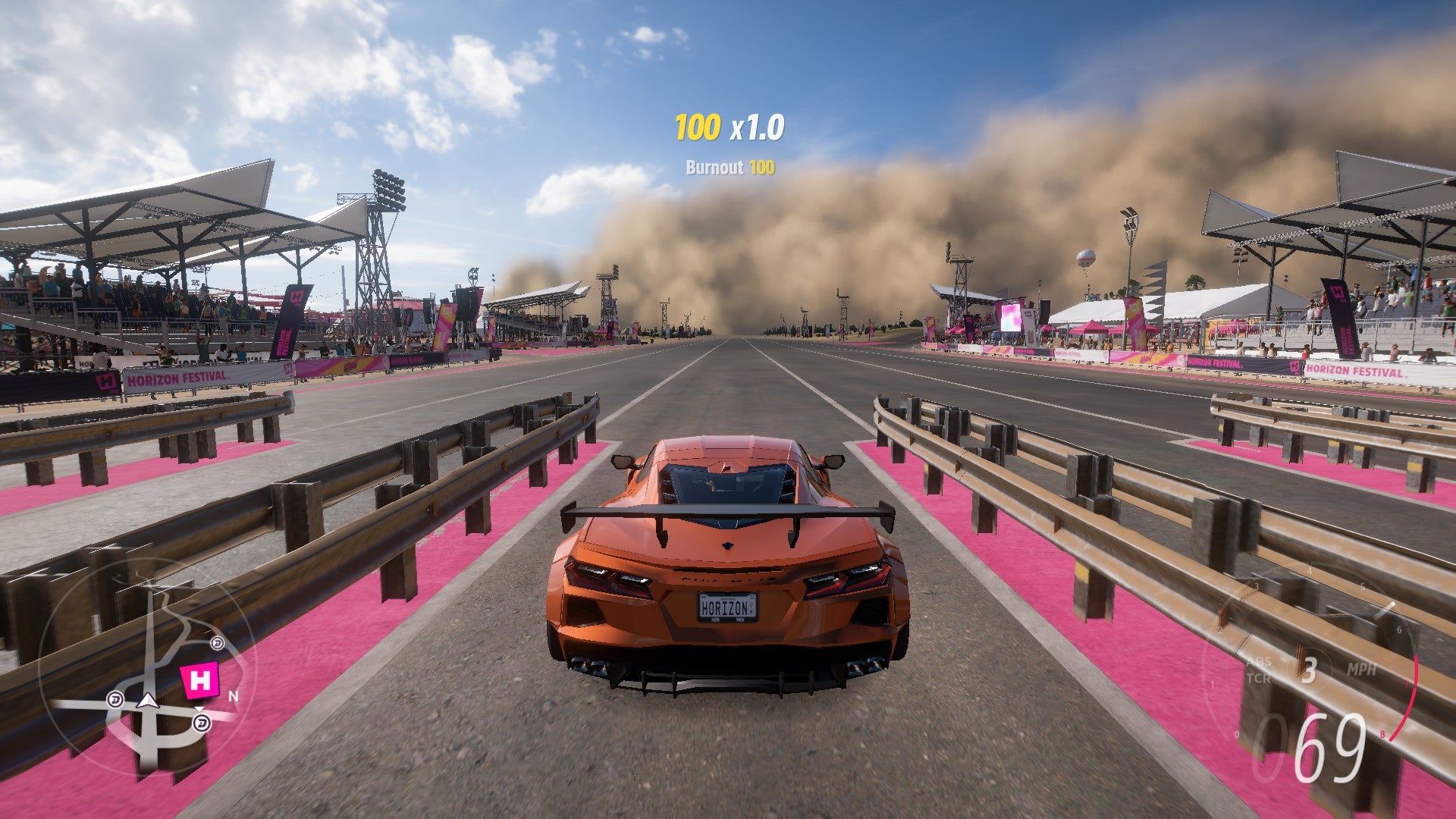 A car racing down a runway in Forza Horizon 5, showing the Very Low graphics setting.