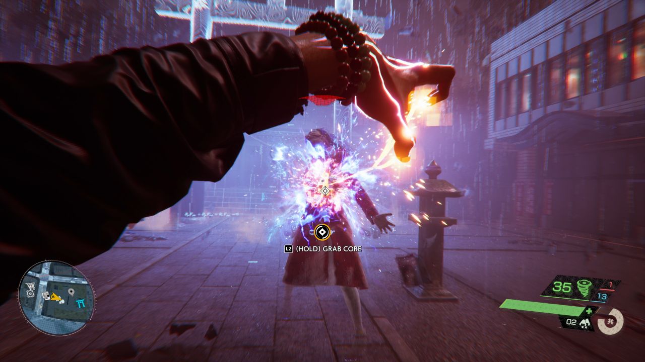 Et PR-skjermbilde av kamp i Ghostwire: Tokyo, som viser hovedpersonen Akito som trekker kjernen ut av en ånd med et overarmstrekk på avstand