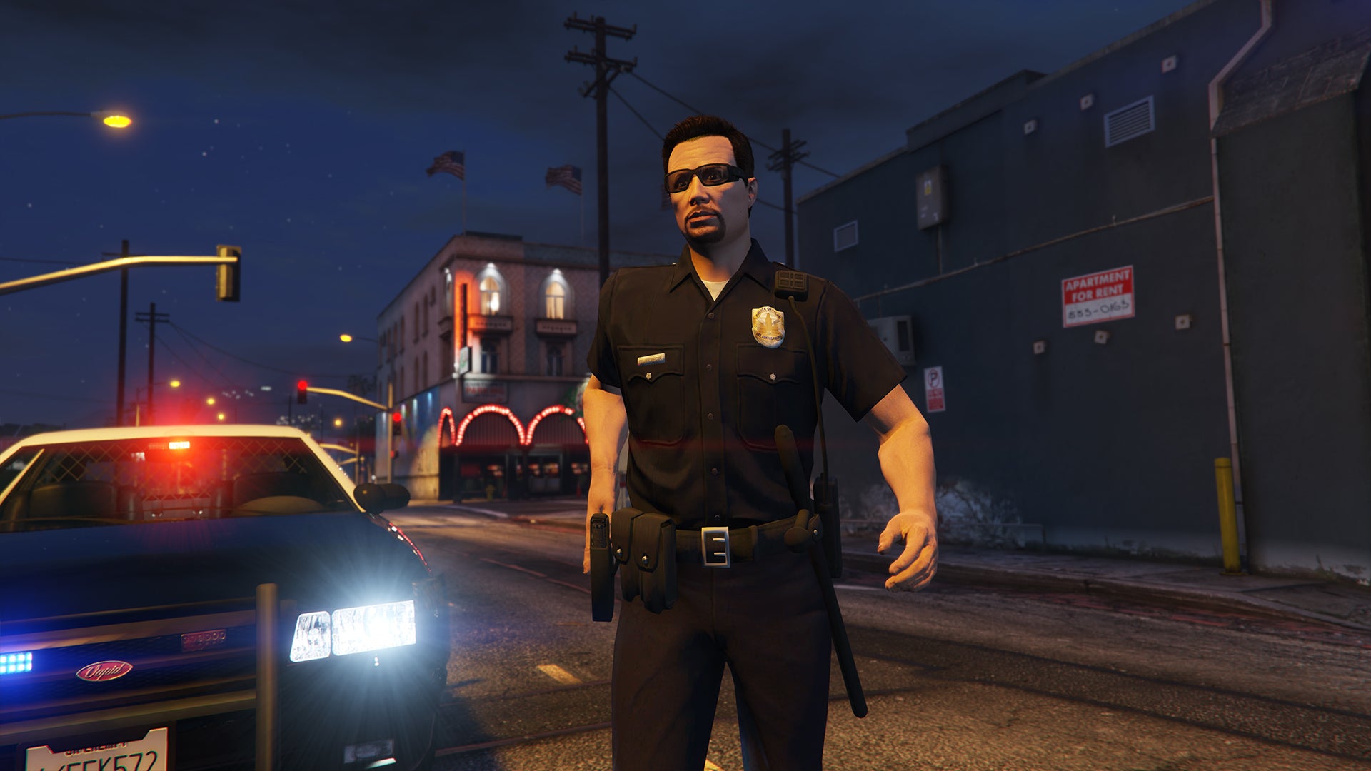 A cop gets out of a police car in GTA 5