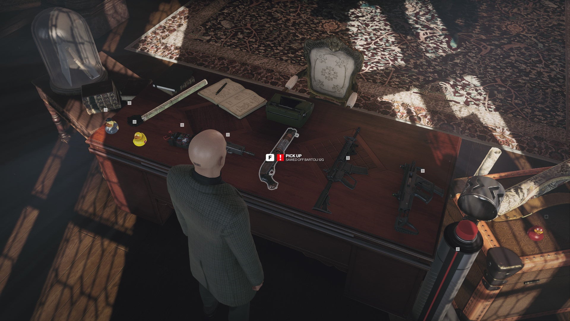 A screenshot of Hitman 3's interactive Dartmoor benchmark, showing Agent 47 standing in front of table full of weapons in an old study.