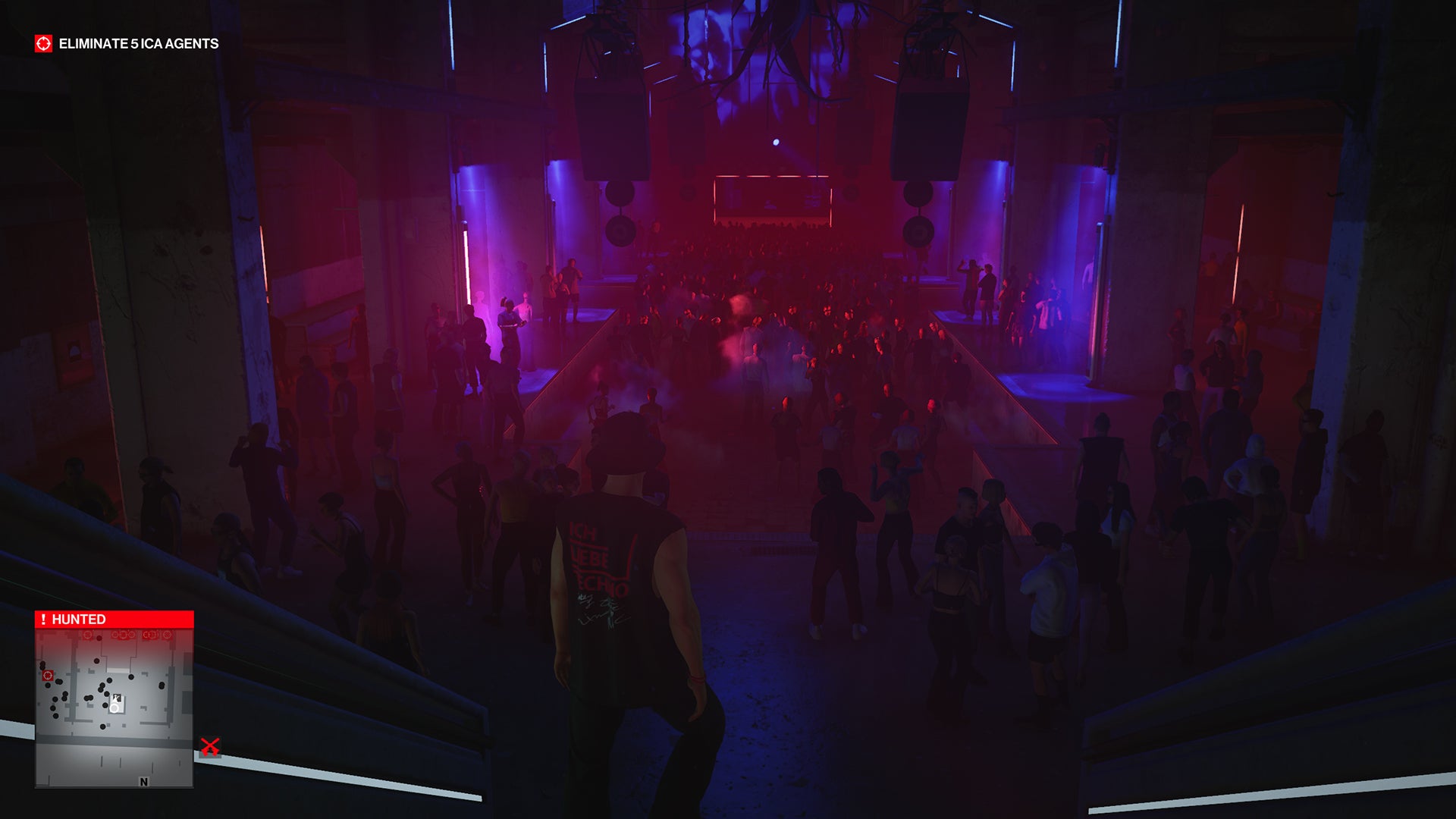 A screenshot of Ian Hitman approaching the nightclub dance floor in the Berlin level of Hitman 3
