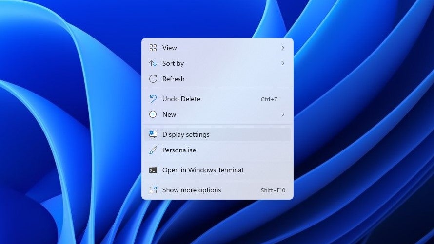 The Windows 11 desktop context menu with Display settings highlighted.