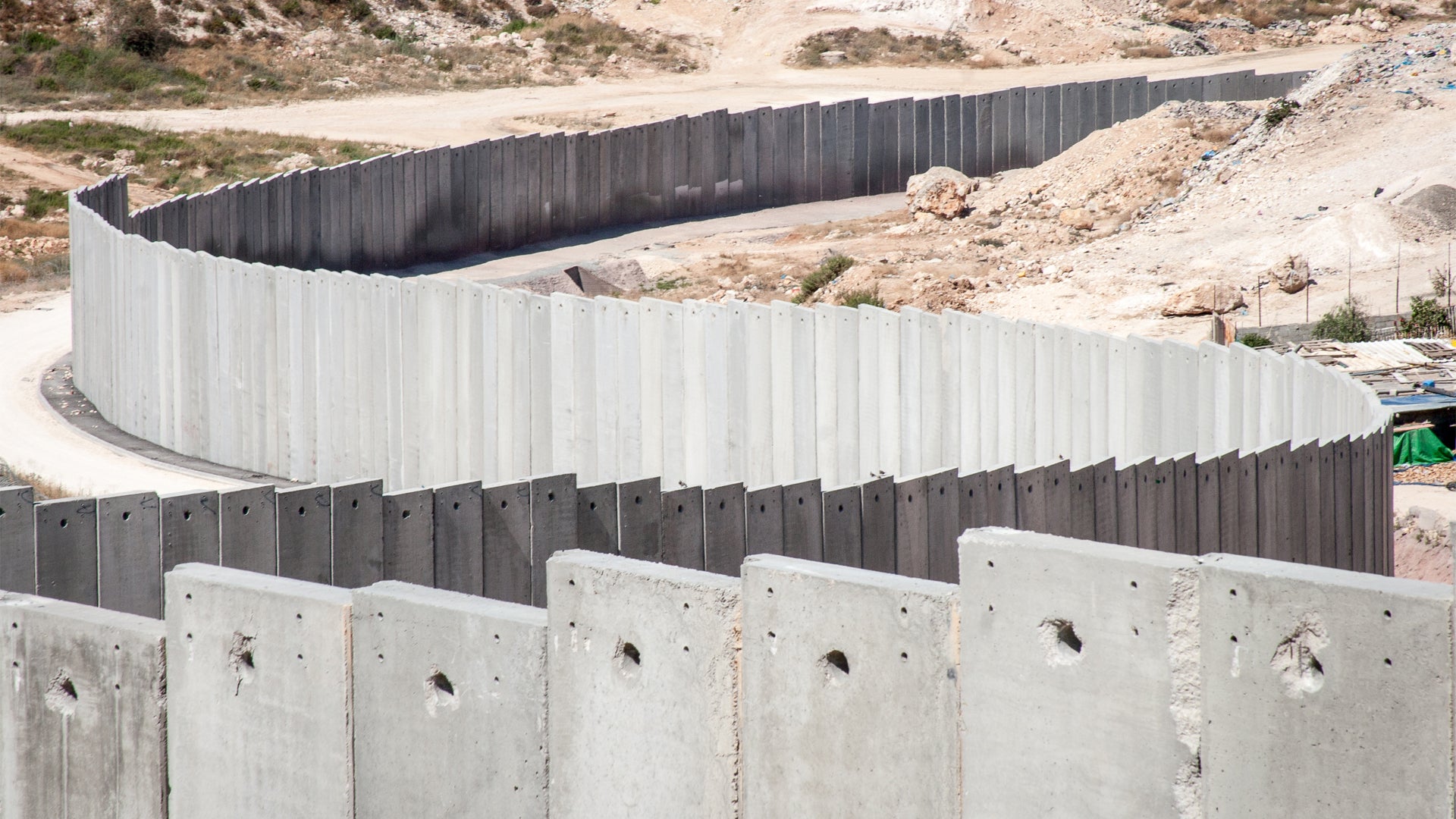 A picture of the separation wall between Israel and Gaza.