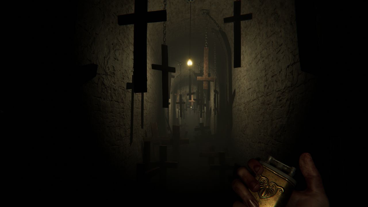 La protagonista de Madison camina por un pasillo lleno de crucifijos, algunos de ellos invertidos