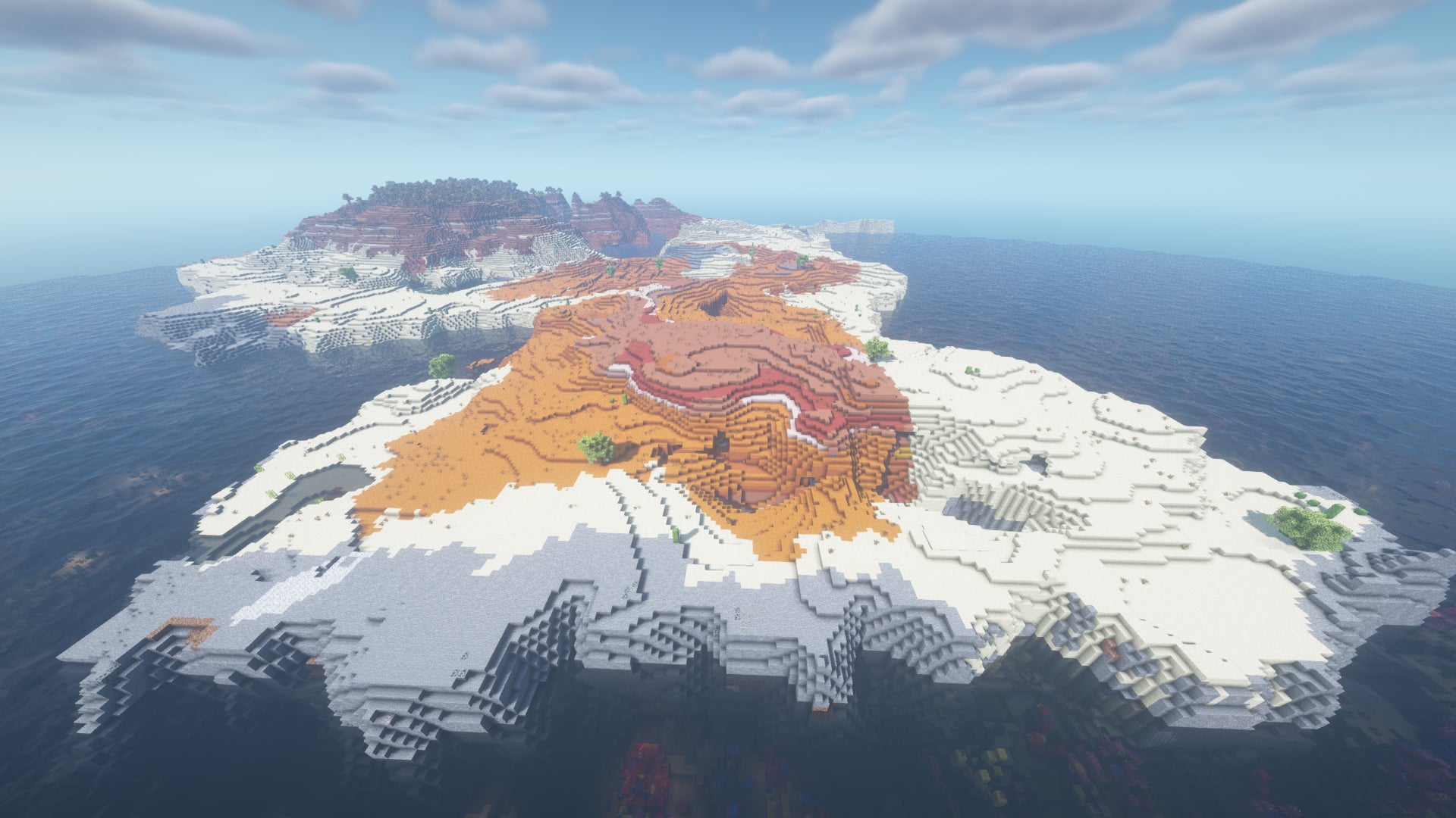 Une grande île de Minecraft, composée de désert autour des côtes et de badlands au centre.