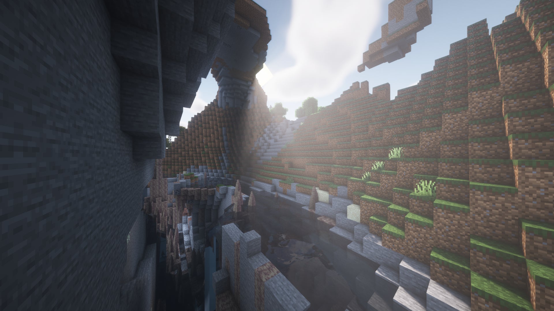 Une grotte de surface dans Minecraft qui mène à une caverne de ruissellement.