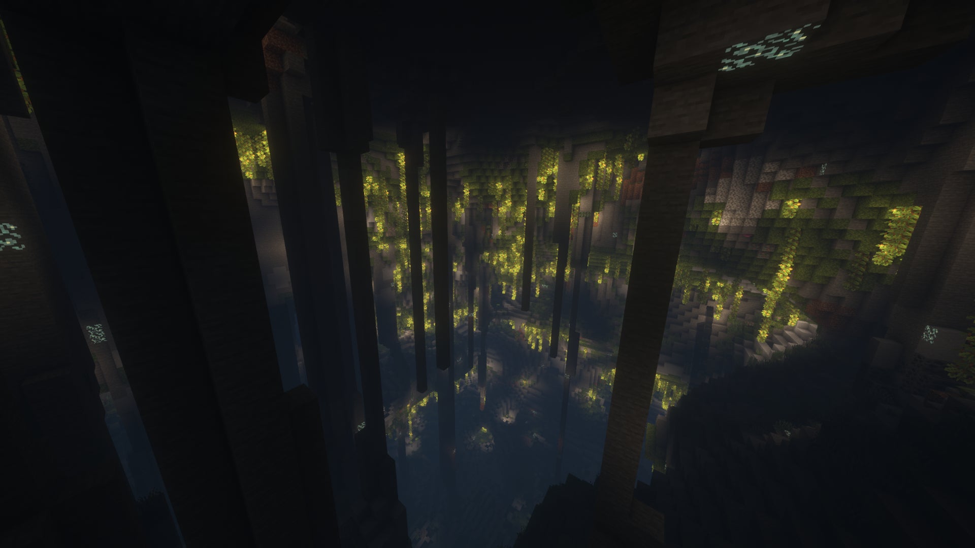 L'intérieur d'une montagne creuse dans Minecraft, remplie de stalactites et de la flore des grottes luxuriantes.