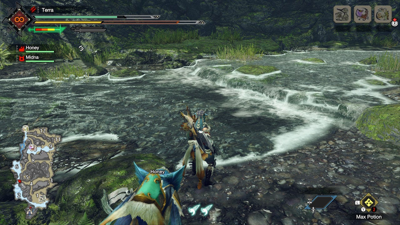 صياد يقف على ضفة نهر ضحل في Monster Hunter Rise.