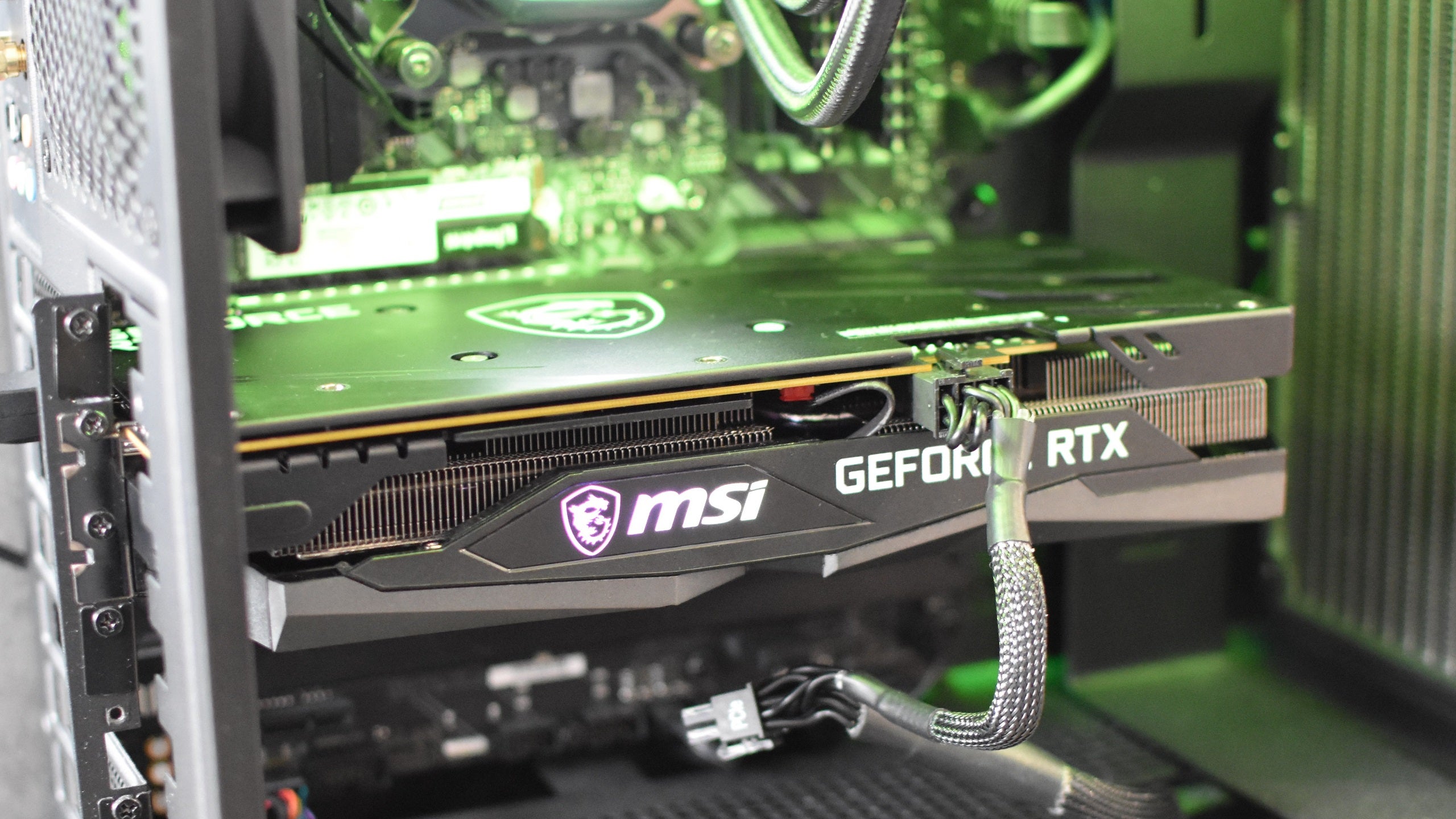 MSI GeForce RTX 3050 Gaming X 8G, установленная и работающая внутри ПК.
