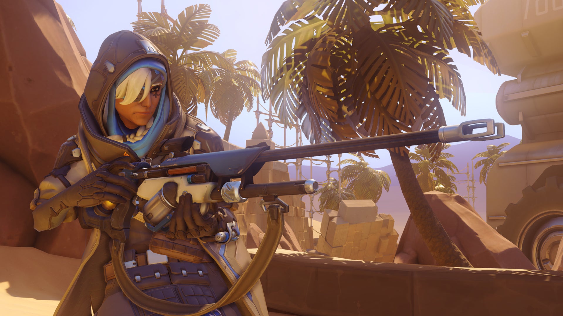 Ана, герой Overwatch 2, стоит снаружи и целится из своей снайперской винтовки вправо.