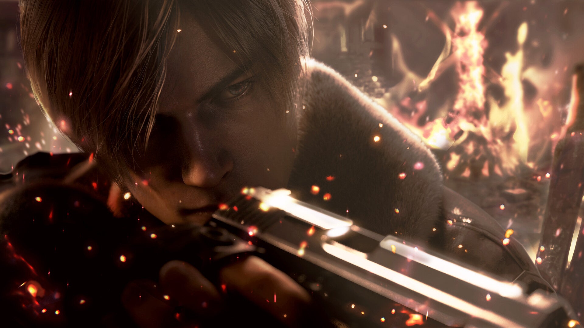 Крупный План Лица Леона Кеннеди В Ремейке Resident Evil 4.  Он Держит Пистолет И Освещен Пламенем.