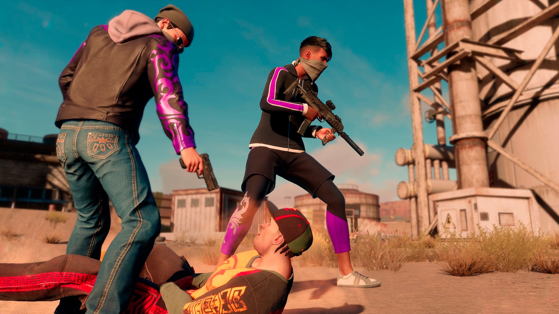 Two members of the Saints threaten a passerby in Saints Row.