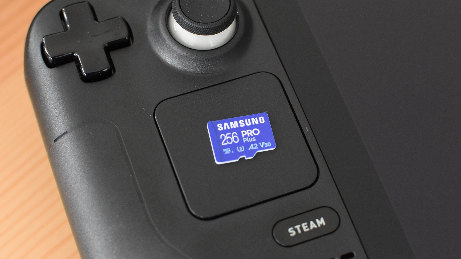 Карта microSD Samsung Pro Plus поверх Steam Deck.