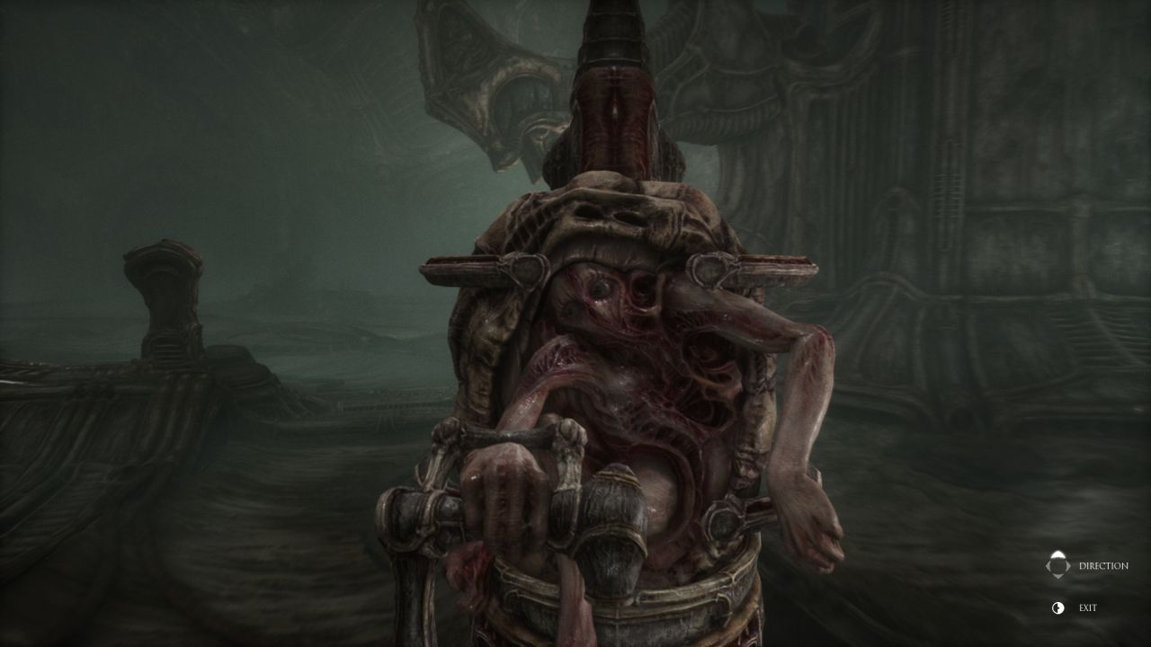 Un humanoide atrapado en una roca con forma de huevo sobre su espalda, siendo empujado en una silla con forma de cochecito sobre rieles en Scorn.